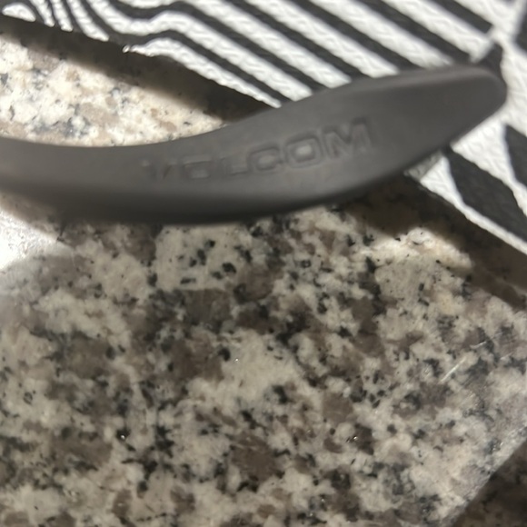 Size 4 Volcom Kids Youth Black/White Thong Flip Flop Sandals - Picture 5 of 5